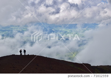 登上烏云密布的山峰 登上烏云密布的山峰 71012359