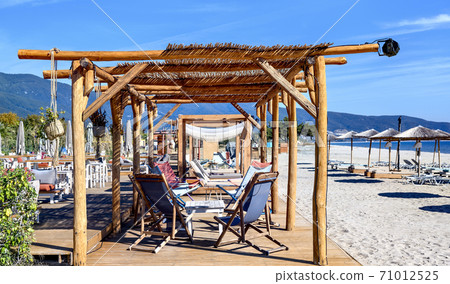 Reed umbrellas and sun beds with lounge tables Reed umbrellas and sun beds with lounge tables 71012525