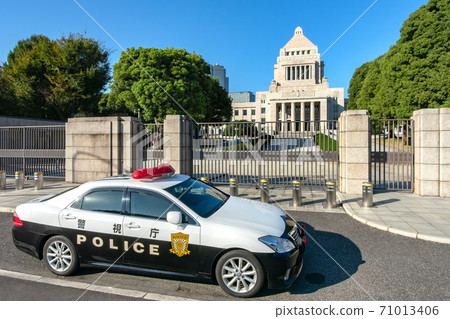 東京千代田區永田町的國會議事堂和一輛警車 71013406