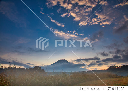 Mount Fuji at sunrise 71013431