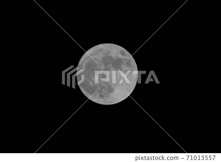 日本的橫濱城市景觀萬聖節的滿月。這是46年以來的第一次，萬聖節在10月31日將是滿月= 31日 71013557