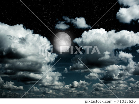 The moon in the night sky The moon in the night sky 71013620