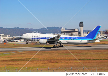 飛機起飛,日本兵庫縣伊丹市 飛機起飛,日本兵庫縣伊丹市 71013807