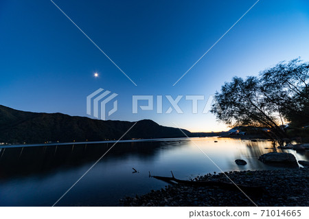 西湖岸上的黃昏 71014665