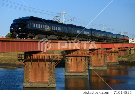 Sightseeing train crossing the Ototsu River "36 Plus 3" (JR Kyushu) Sightseeing train crossing the Ototsu River "36 Plus 3" (JR Kyushu) 71014835