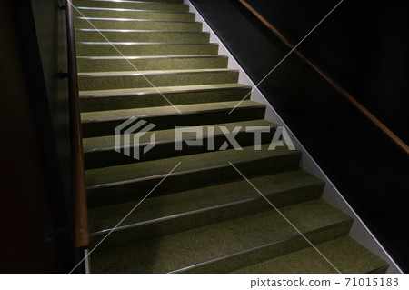 樓梯的照片。無人。 71015183