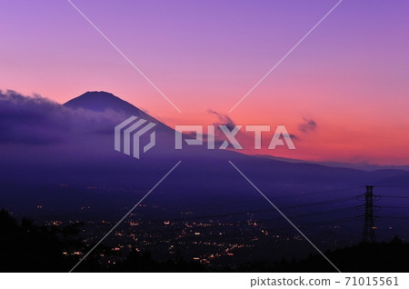 富士山和日落時的夜景 富士山和日落時的夜景 71015561