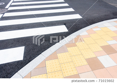 人行橫道的照片在日本/交通安全的圖像 人行橫道的照片在日本/交通安全的圖像 71015602