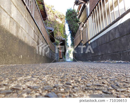 Quiet alleys in Japanese residential areas, walking paths and everyday scenes Quiet alleys in Japanese residential areas, walking paths and everyday scenes 71016653