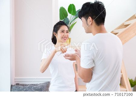 相互忙碌的白酒消毒手部。防疫聲明。 71017100