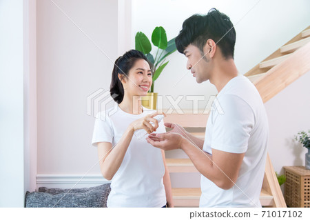 相互忙碌的白酒消毒手部。防疫聲明。 相互忙碌的白酒消毒手部。防疫聲明。 71017102