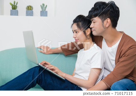 A computer-like affair for a sitting guest room. Boyfriend and girlfriend, boyfriend, reportable boyfriend. A computer-like affair for a sitting guest room. Boyfriend and girlfriend, boyfriend, reportable boyfriend. 71017115