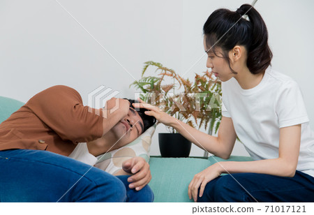 一個生病的人。忙碌的淹死。 一個生病的人。忙碌的淹死。 71017121