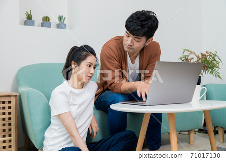 男性正常生活等女性回答中午晚餐修訂有利和米佐多里。 男性正常生活等女性回答中午晚餐修訂有利和米佐多里。 71017130