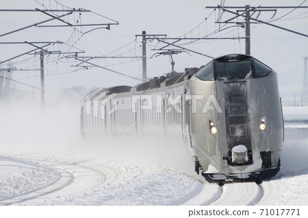 特快卡梅島在雪中運行函館本線 71017771