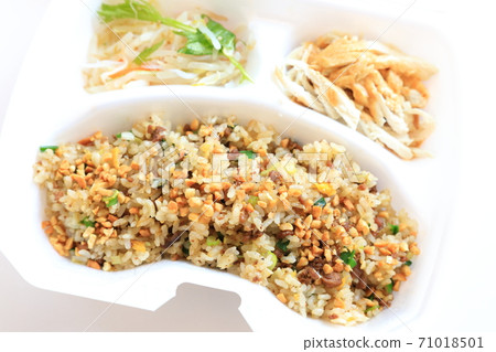 Delicious takeaway minced pork and leek fried rice Delicious takeaway minced pork and leek fried rice 71018501