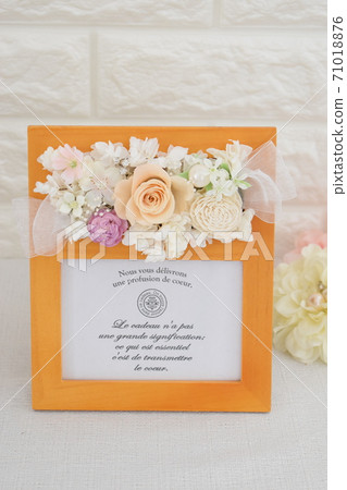 使用鮮花保存的自然相框 71018876