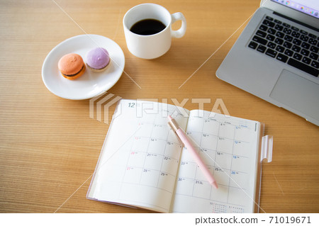 Telework desk scenery Telework desk scenery 71019671