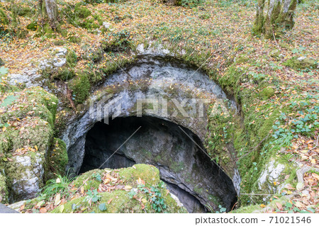 The karstic trail of Malrochers from Jura, France 71021546