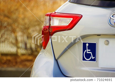 帶輪椅標誌的車 帶輪椅標誌的車 71024691