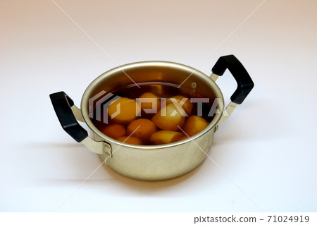 Boiled taro made in a small pot 71024919