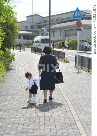 Parents and children heading to the entrance ceremony Parents and children heading to the entrance ceremony 71026872