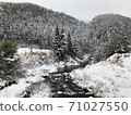 在白雪皚皚的山區河流 71027550