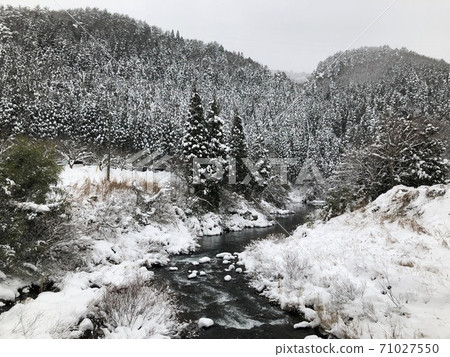 在白雪皚皚的山區河流 在白雪皚皚的山區河流 71027550
