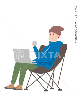 男人在戶外做遠程工作 男人在戶外做遠程工作 71027579