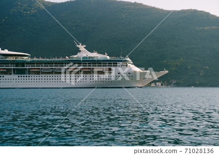Cruise liner against the backdrop of the mountain 71028136