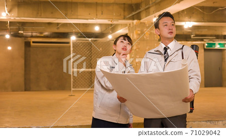 檢查進展的女商人在建造場所 71029042
