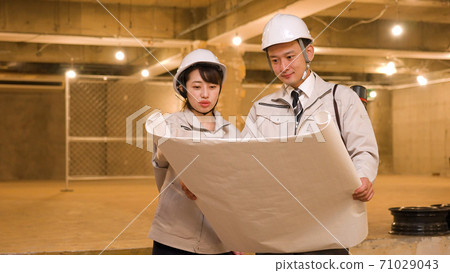 檢查進展的女商人在建造場所 71029043