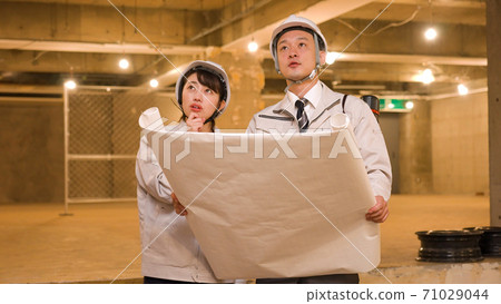 檢查進展的女商人在建造場所 71029044