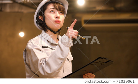 檢查進展的女商人在建造場所 71029061