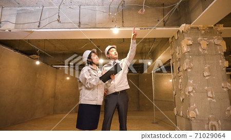 檢查進展的女商人在建造場所 71029064