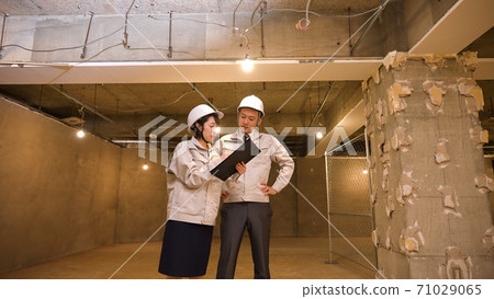 檢查進展的女商人在建造場所 71029065