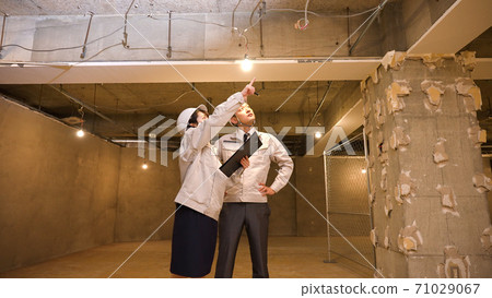 檢查進展的女商人在建造場所 71029067