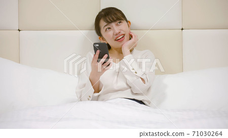 一個女人在旅館的床上嬉戲 71030264