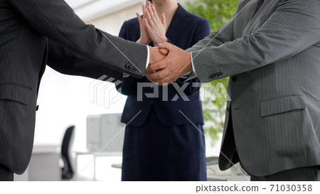 A businessman shaking hands 71030358