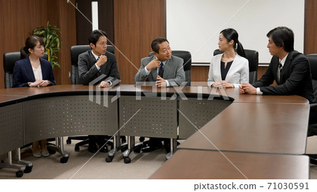 Businessmen having a meeting Businessmen having a meeting 71030591