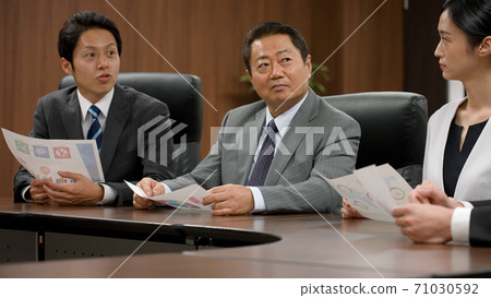 Businessmen having a meeting 71030592