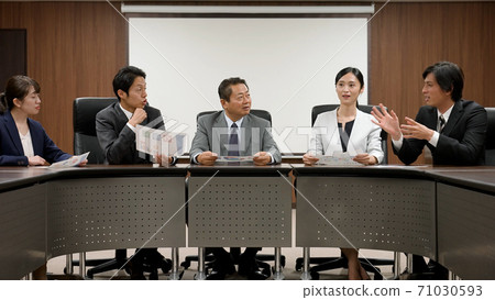 Businessmen having a meeting Businessmen having a meeting 71030593