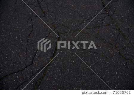 Cracks on the ground Cracks on the asphalt 71030701