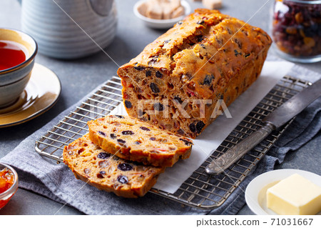 Fruit cake Bara Brith. Welsh traditional dessert. Grey background. Close up. 71031667