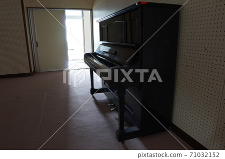 Old piano 71032152