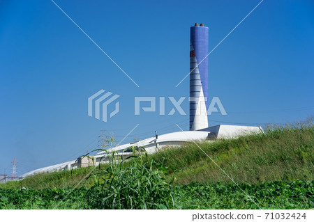 [Osaka] Osaka Regional Environmental Facilities Association Hirano Plant chimney and the exterior of the incineration plant seen over the Yamato River embankment (October, autumn) 71032424