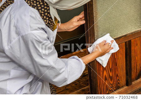 Cleaning scenery traditional Japanese house cleaning Cleaning scenery traditional Japanese house cleaning 71032468