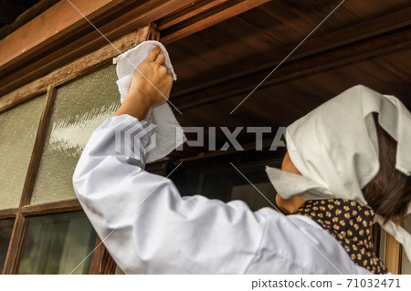 Cleaning scenery traditional Japanese house cleaning Cleaning scenery traditional Japanese house cleaning 71032471