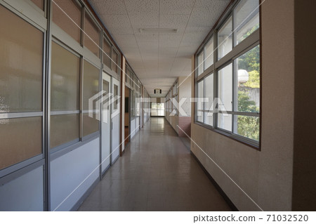 學校建築的走廊 學校建築的走廊 71032520