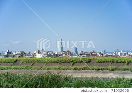從Sa市北花田附近的大和河路堤到阿倍野遙市的城市風光 71032606